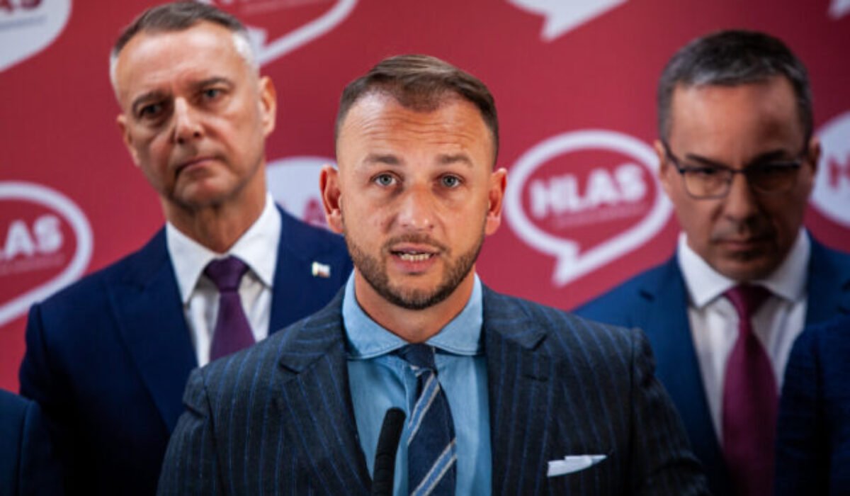 Hlas by vo voľbách výrazne oslabil, do prvej trojky sa v prieskume dostala Republika