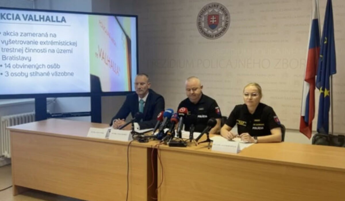 Radikáli pôsobili v centre Bratislavy. Policajná akcia Valhalla odkryla podľa Maškarovej desiatky stôp – VIDEO