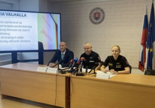 Radikáli pôsobili v centre Bratislavy. Policajná akcia Valhalla odkryla podľa Maškarovej desiatky stôp – VIDEO
