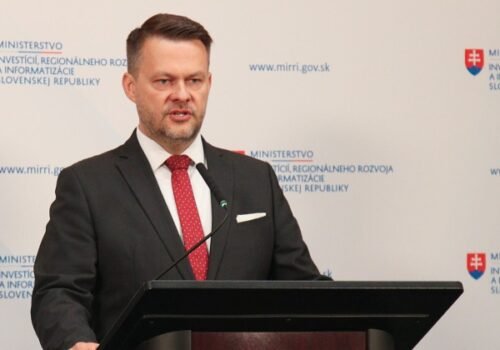 Migaľovo ministerstvo podporilo 11 projektov po celom Slovensku. Financie pôjdu na školy, parky aj pamiatky
