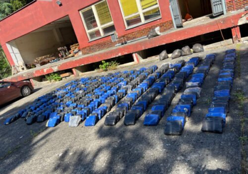 Policajti zabránili obrovskému drogovému biznisu, zlikvidovali rekordné množstvo metamfetamínu – VIDEO