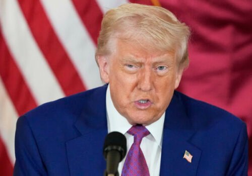 Trump obhajuje svoj zákaz pre zahraničných študentov na Harvard, univerzitu kritizuje za utajovanie
