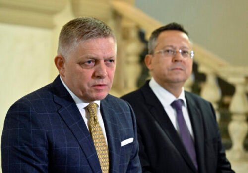Úradníci dostanú 800 eur navyše. Fico a Kamenický ustúpili samosprávam, odmeny aj reforma pôjdu podľa nich