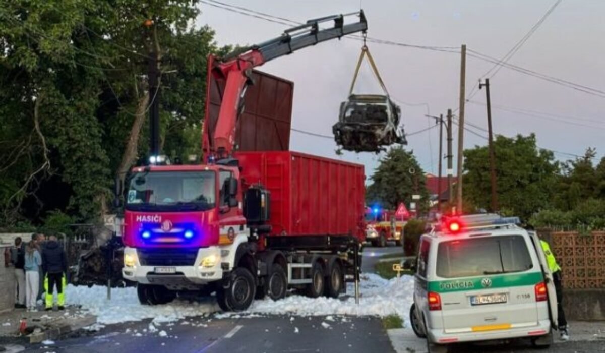 Opitý vodič Tesly narazil vo Veľkom Bieli do zaparkovaných vozidiel a spôsobil požiar