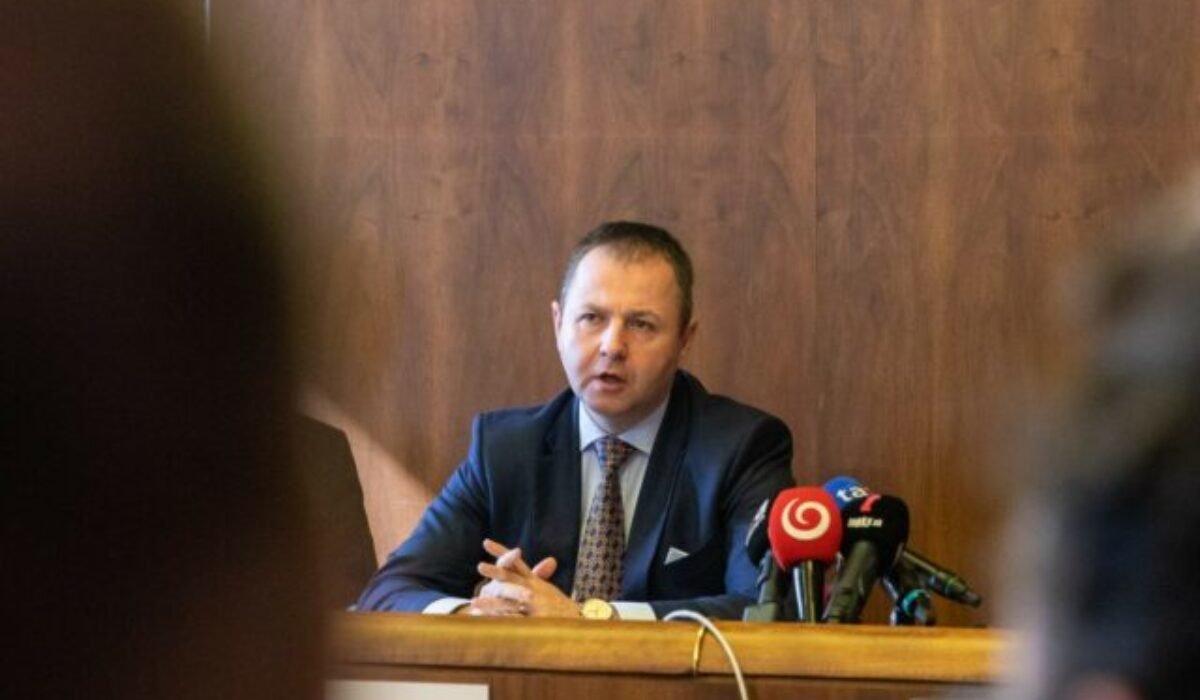 Poslanec Smeru Kéry fackami napadol člena Demokratov, tvrdí strana. Kým prišla polícia, ušiel