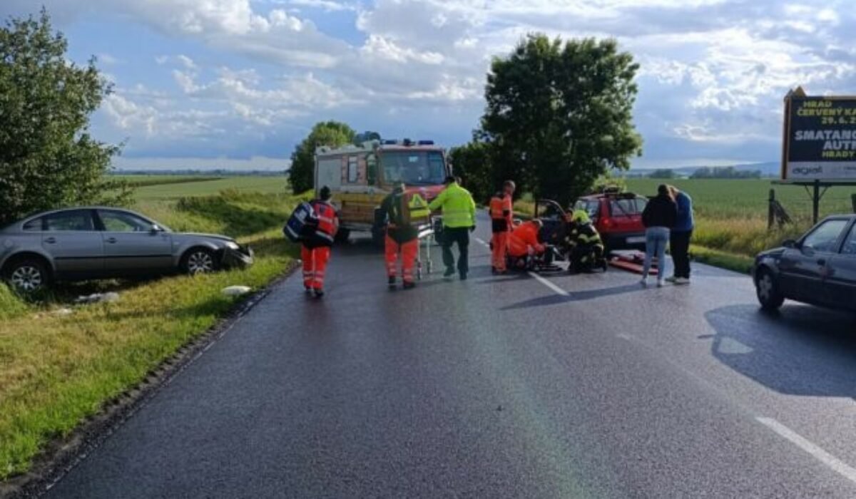 Medzi Blatným a Kaplnou sa zrazili dve autá. Vodiči skončili v nemocnici, jedného previezol vrtuľník
