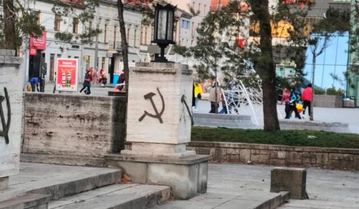 Platná legislatíva SR neumožňuje legálne odstránenie prekríženého kosáka a kladiva ako symbolu komunizmu z pomníka