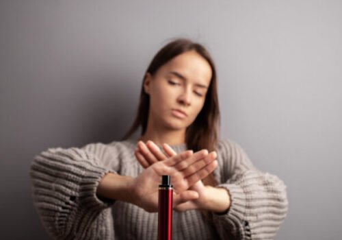 Deti sa vedia bežne dostať k jednorazovým e-cigaretám, odborníci žiadajú zákaz ich predaja