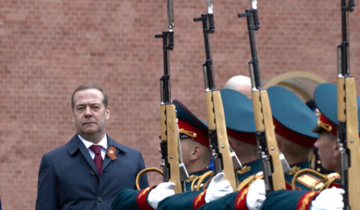 Bývalý ruský prezident Medvedev hrozí Trumpovi treťou svetovou vojnou