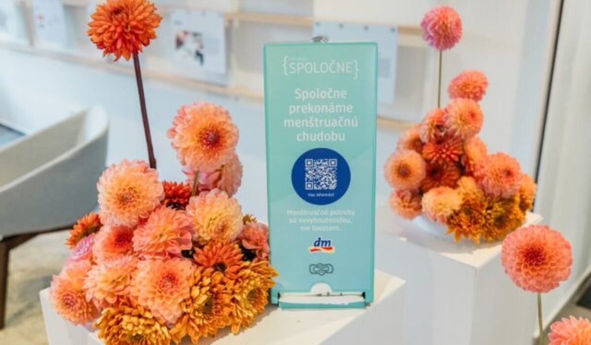 dm vyzýva na rozhovory o ženskom zdraví a prináša do škôl bezplatné menštruačné potreby