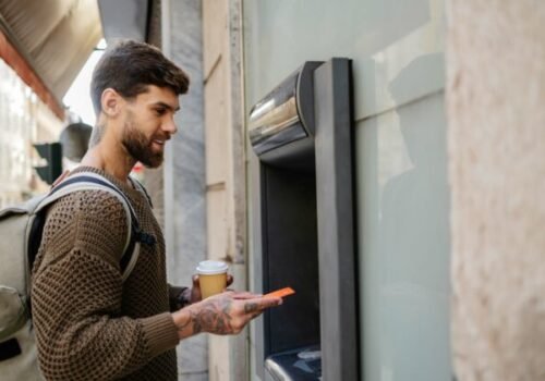 Bezpečné financie na dovolenke. Sedem tipov, ako si na cestách chrániť peniaze aj údaje