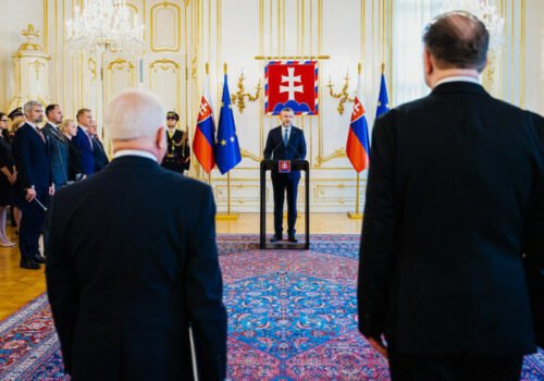 Pellegrini odovzdal poverovacie listiny štyrom novým veľvyslancom, budú presadzovať záujmy SR v náročných časoch – VIDEO