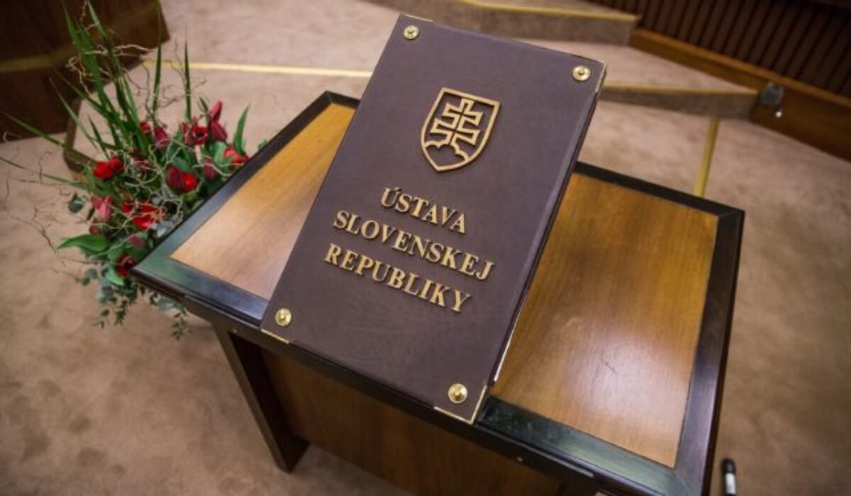 Výbor Slovenskej spoločnosti pre medzinárodné právo pri SAV je znepokojený návrhom novely ústavy