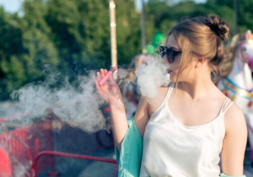 Štát chce ochrániť deti pred e-cigaretami. Jeden líder koaličnej strany je však proti, lebo mu chutia