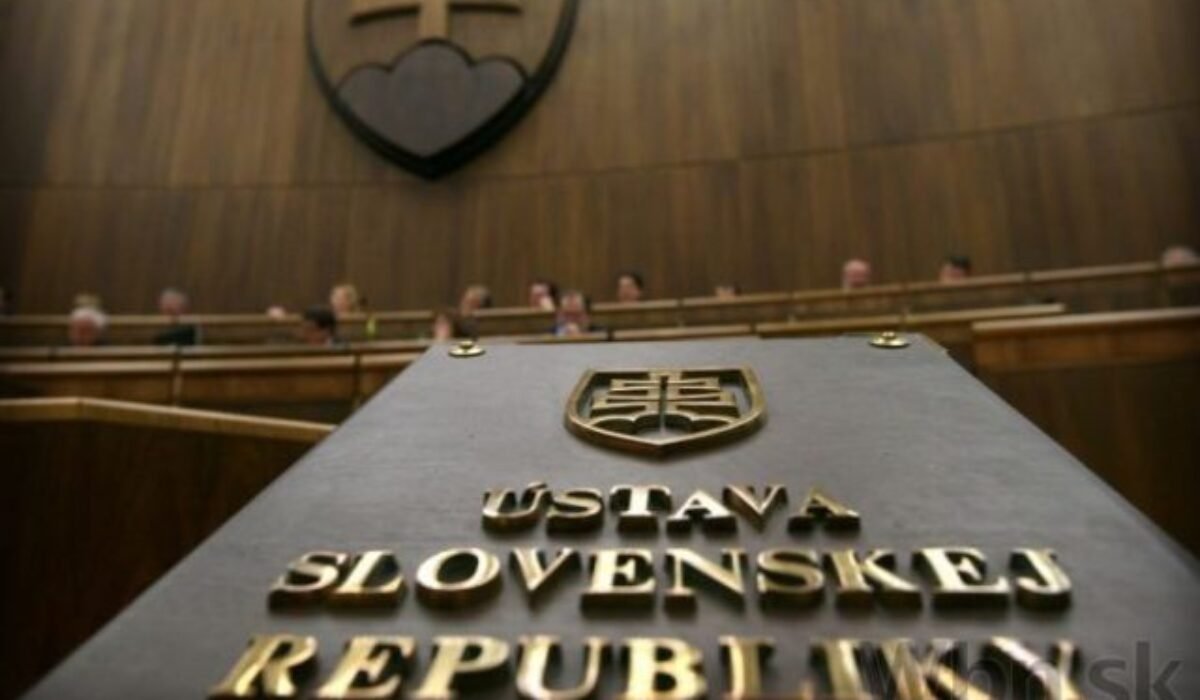 Občianske iniciatívy spúšťajú petíciu proti ústavnej novele, ktorá môže poškodiť menšiny aj médiá