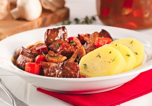Dobroty na každý deň: Boeuf bourguignon s tromi druhmi húb — Francúzska klasika na každú príležitosť