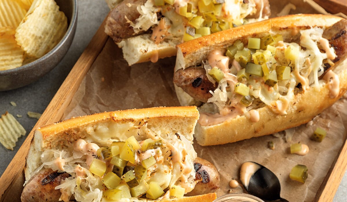 Hot-dogy so sladkokyslou kapustou, syrom a nakladanými uhorkami