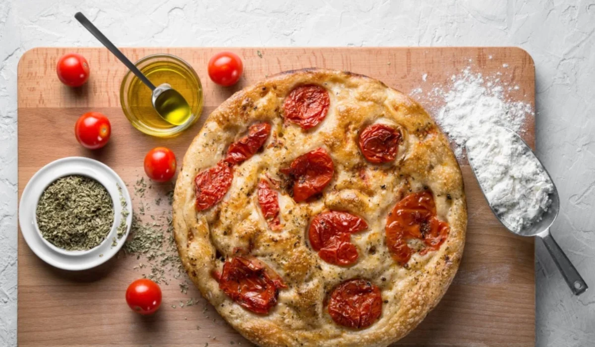 Úžasná focaccia s cibuľou a cherry paradajkami