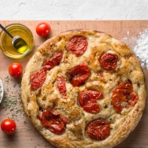 Úžasná focaccia s cibuľou a cherry paradajkami