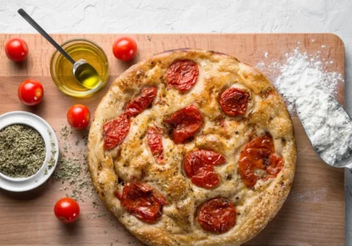 Úžasná focaccia s cibuľou a cherry paradajkami