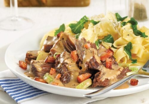 Dusené hovädzie na pive s pórikmi v pomalom hrnci