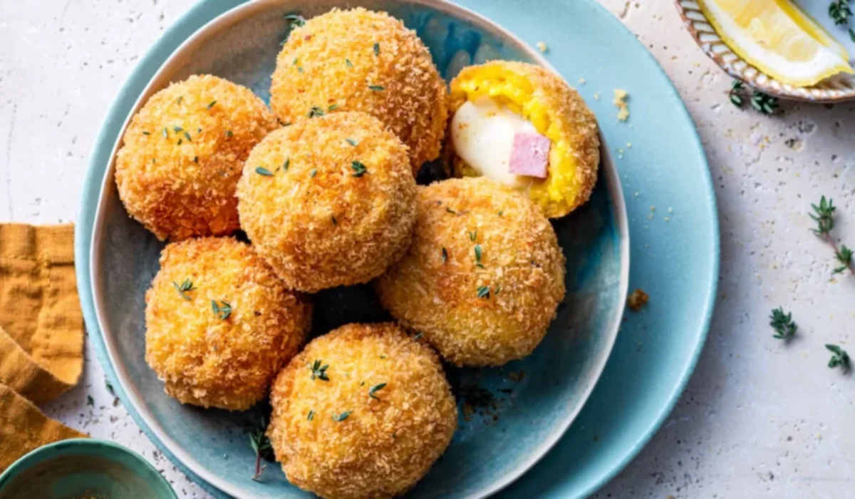 Dobroty na každý deň: Chrumkavé arancini s mozzarellou a šunkou