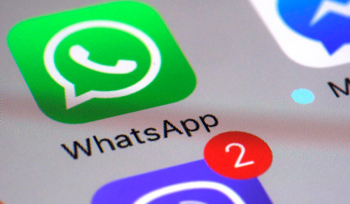 Podvody cez WhatsApp sa šíria aj cez známe kontakty, polícia apeluje na neotváranie pochybných správ