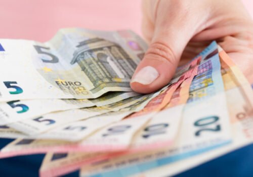Štátni zamestnanci si môžu vydýchnuť, pre 800 eurové odmeny neprídu o nárok na opatrovateľský príspevok