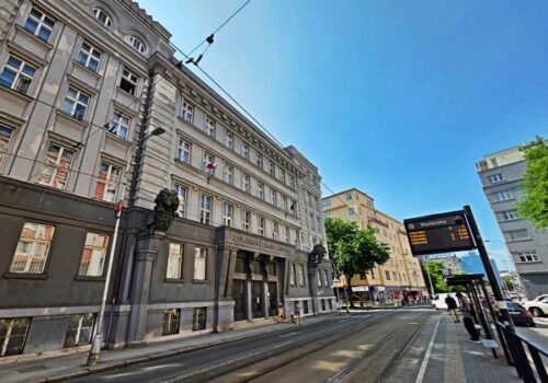Ozbrojený muž prišiel do budovy policajného riaditeľstva v Bratislave, zadržali ho priamo na vrátnici