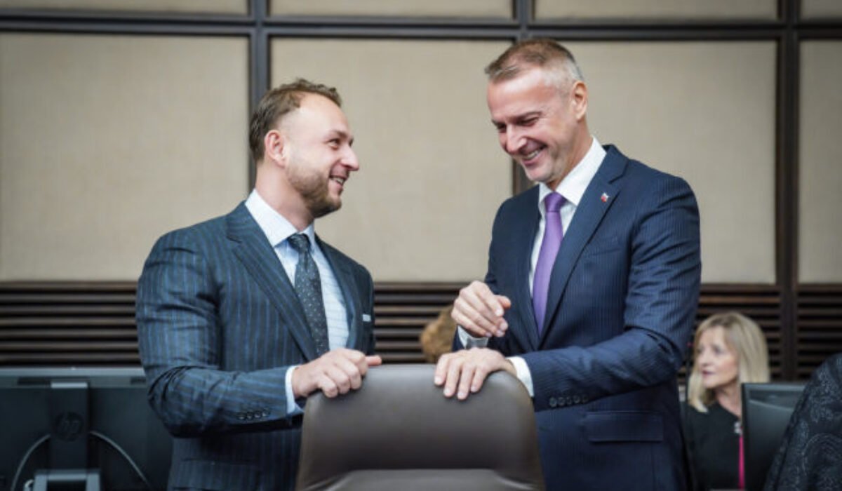 Preferencie klesajú, ale dôvera zostáva. Hlas zatiaľ predsedu meniť nechce, tvrdí Raši