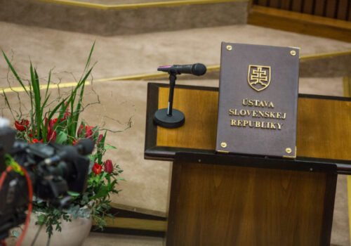 Stredisko pre ľudské práva vyzýva na nepodporenie novely ústavy, kritizuje viaceré navrhované zmeny