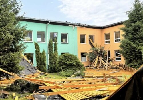 Silný vietor poškodil strechu na základnej škole v Michalovciach, vyhlásili mimoriadnu situáciu