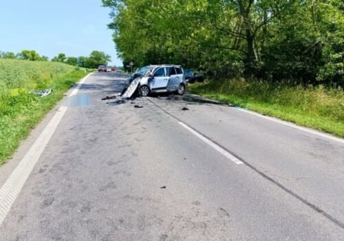 Vodič Mercedesu unikal pred políciou. Čelne narazil do auta, v ktorom zahynuli dvaja ľudia – FOTO
