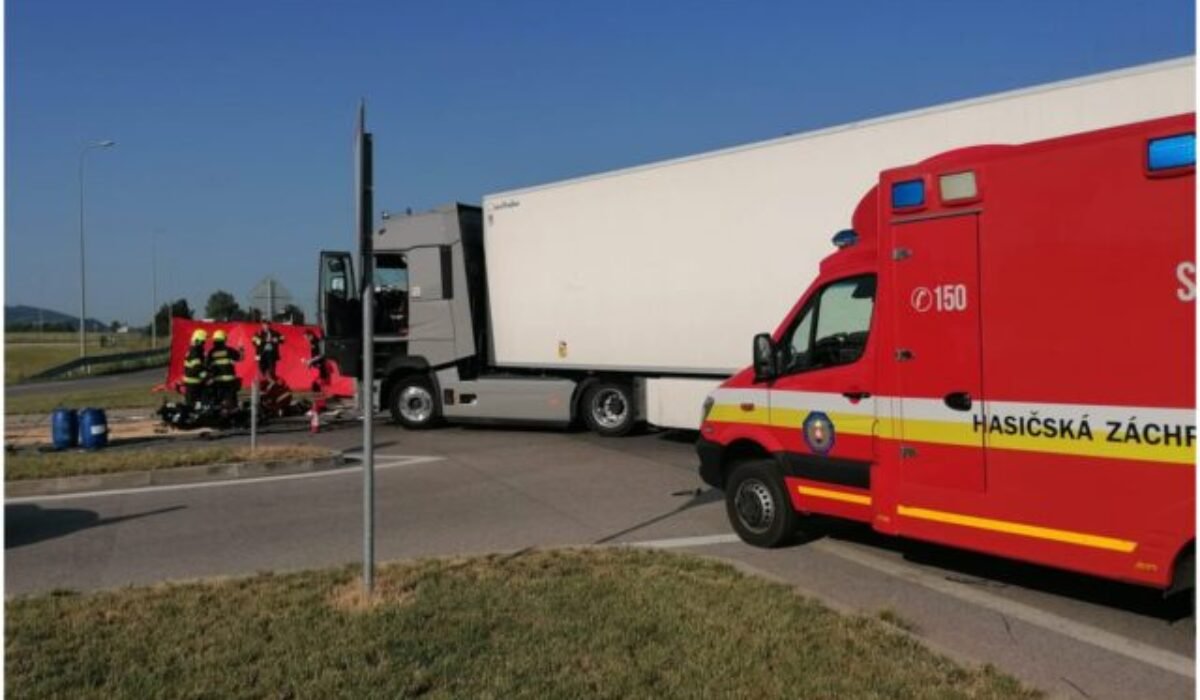Záchranné zložky zasahovali pri zrážke kamióna s motorkou v okrese Trenčín, jeden z vodičov neprežil – FOTO
