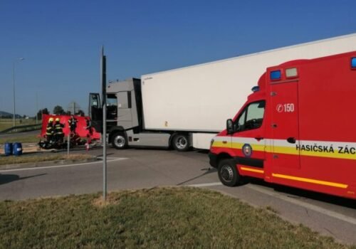 Záchranné zložky zasahovali pri zrážke kamióna s motorkou v okrese Trenčín, jeden z vodičov neprežil – FOTO