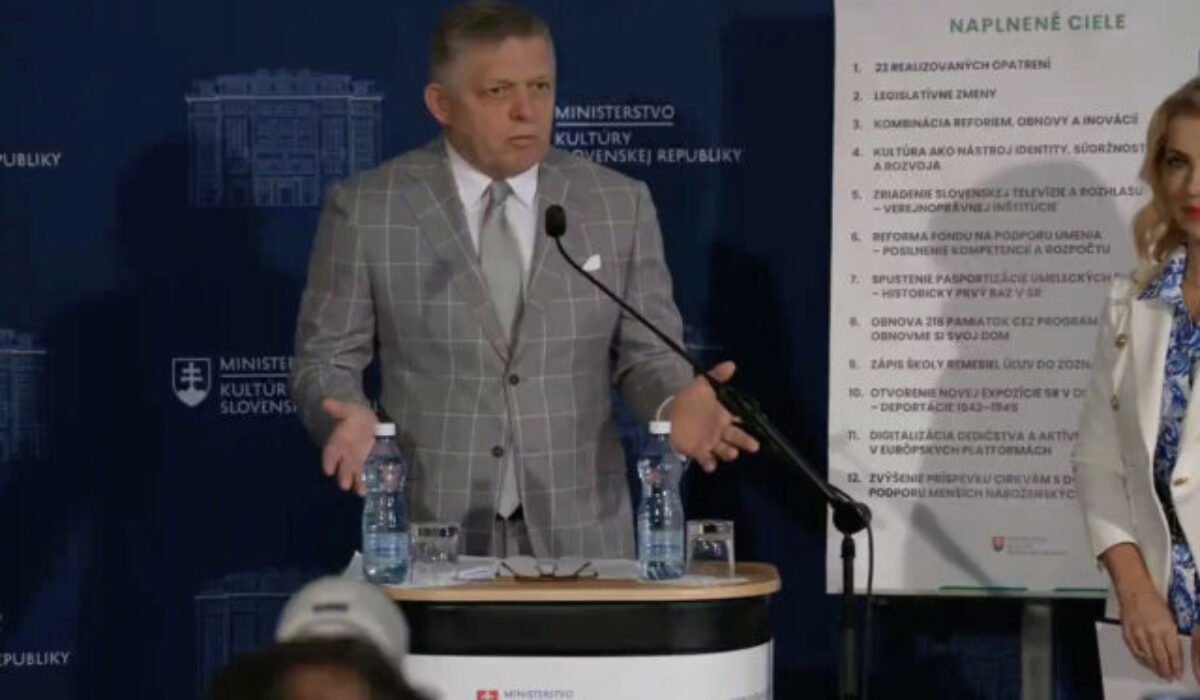Fico navštívil Šimkovičovú. Ministerka nemá robiť to, čo si želajú povaľači v kaviarňach, vyhlásil – VIDEO