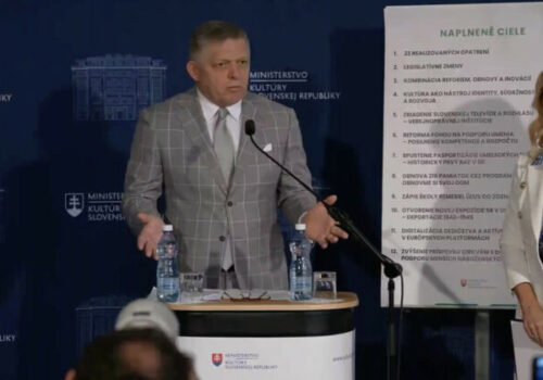 Fico navštívil Šimkovičovú. Ministerka nemá robiť to, čo si želajú povaľači v kaviarňach, vyhlásil – VIDEO