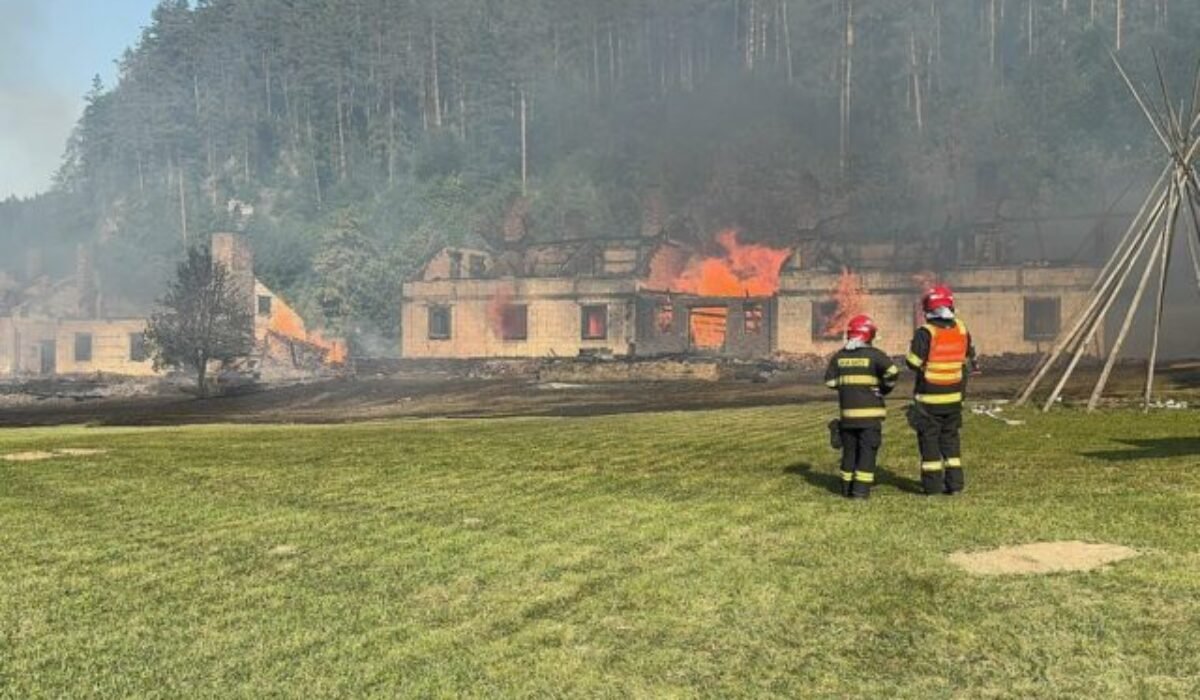 Hasiči zasahujú pri požiari dvoch chát v Spišskej Novej Vsi, oheň sa rozšíril aj na lesný porast – FOTO
