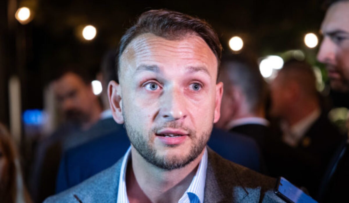 Pellegrini neútočí, ale spája, tvrdí Šutaj Eštok. Demokrati však hovoria o „prázdnom obleku“