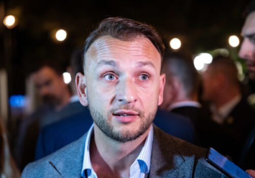Pellegrini neútočí, ale spája, tvrdí Šutaj Eštok. Demokrati však hovoria o „prázdnom obleku“