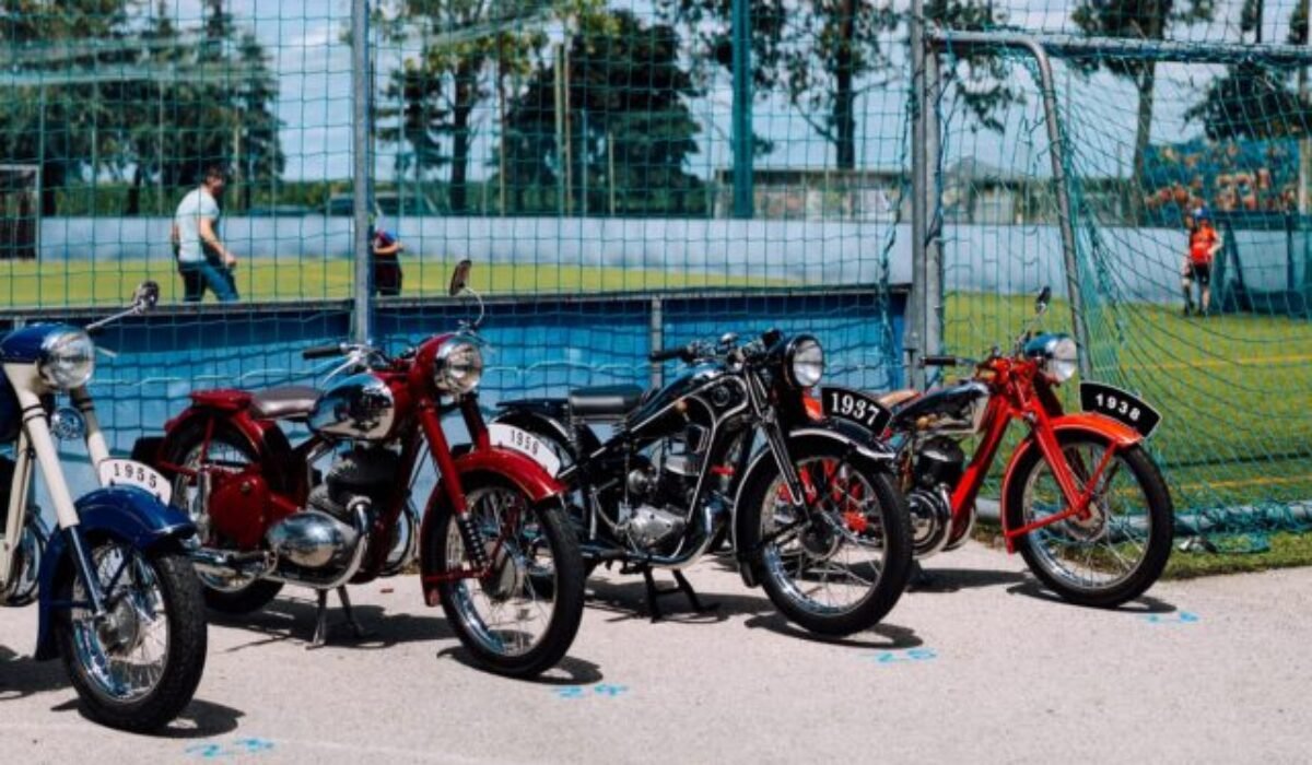 Na západnom Slovensku sa koná unikátna výstava veteránov. Moto Ruže ponúknu nostalgiu aj rodinnú zábavu – FOTO