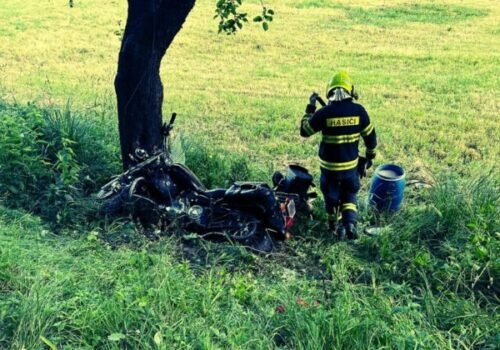 Motocyklista zišiel z cesty a narazil do stromu. Záchranári mu už nedokázali pomôcť, zomrel na mieste – FOTO