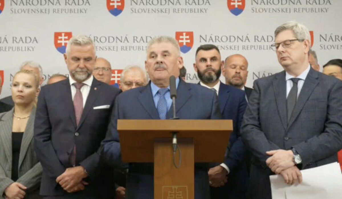 Hlasovanie o ústave sa má presunúť na september, tri poslanecké kluby žiadajú viac času – VIDEO