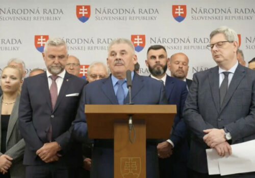 Hlasovanie o ústave sa má presunúť na september, tri poslanecké kluby žiadajú viac času – VIDEO