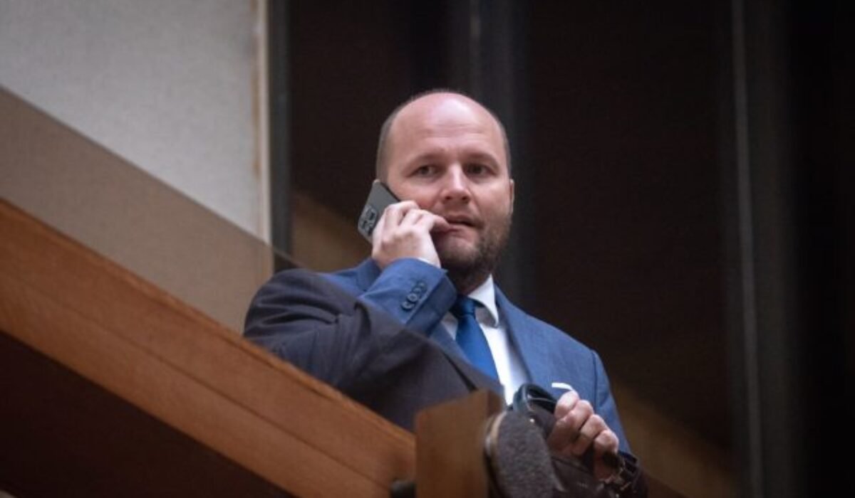 Polícia chcela zadržať exministra obrany Naďa, aktuálne sa však nachádza na dovolenke v Kanade