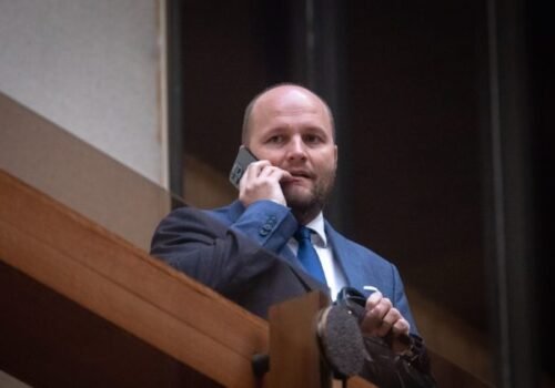 Polícia chcela zadržať exministra obrany Naďa, aktuálne sa však nachádza na dovolenke v Kanade