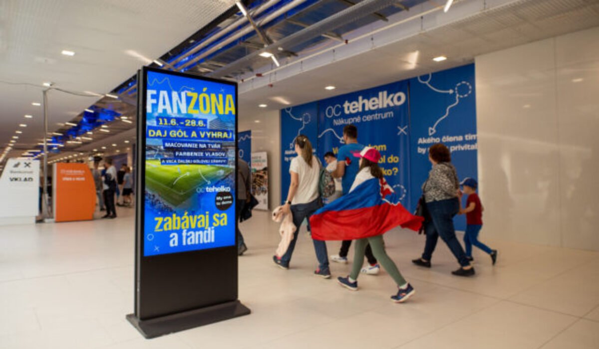 oc tehelko zabáva počas EURO U21 2025 vo vlastnej fanzóne