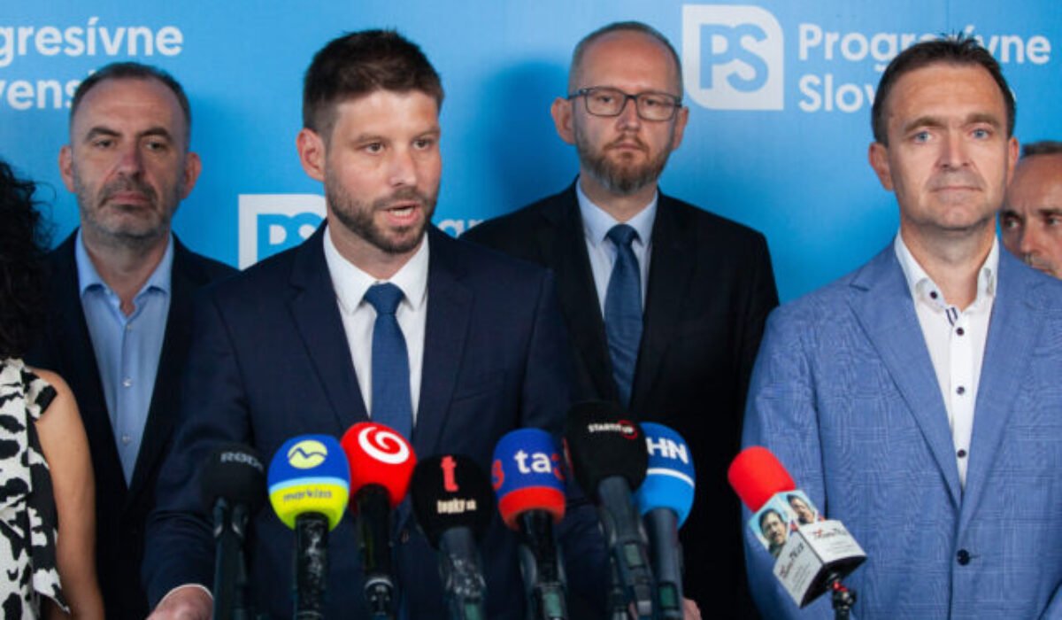 Progresívne Slovensko obviňuje vládu z podrazu na obce. Zrušená tlačovka má podľa nich zakryť škrt 200 miliónov eur
