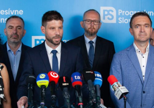 Progresívne Slovensko obviňuje vládu z podrazu na obce. Zrušená tlačovka má podľa nich zakryť škrt 200 miliónov eur