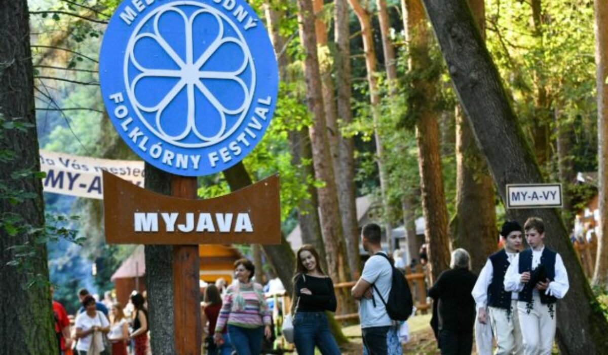 Na Medzinárodnom folklórnom festivale Myjava 2025 sa predstaví takmer 2000 účinkujúcich, chýbať nebude ani jarmok či koštovka páleného